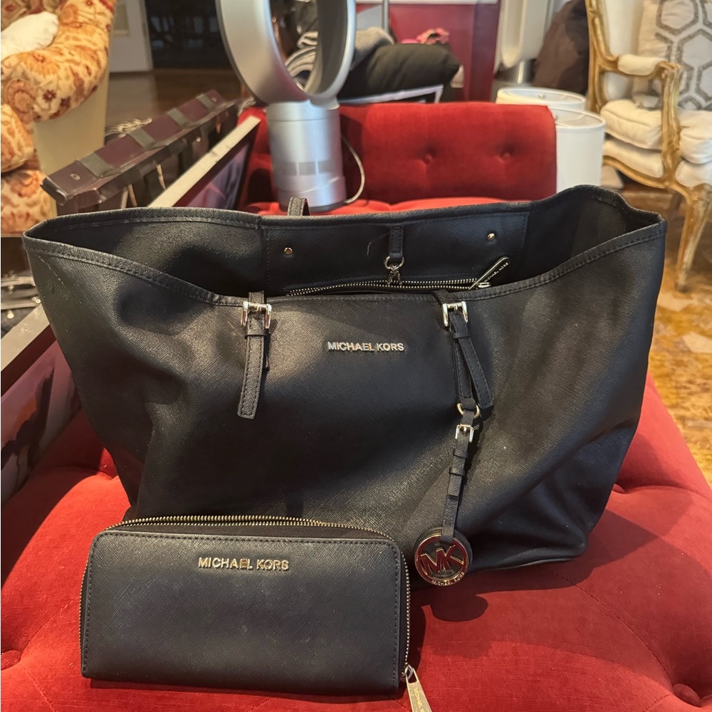 Michael Kors Black Leather Tote Structured Design